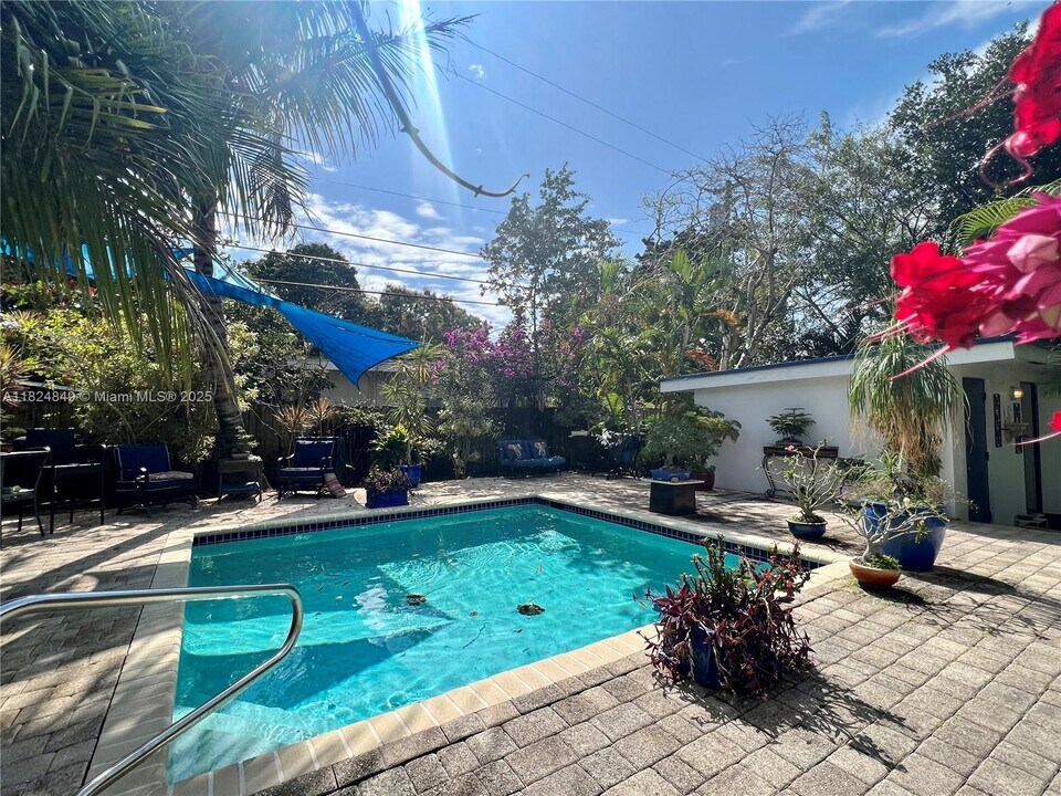 590 NW 40th Ct in Oakland Park, FL - Foto de edificio