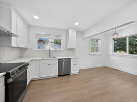 13337 30th Ave NE in Seattle, WA - Building Photo