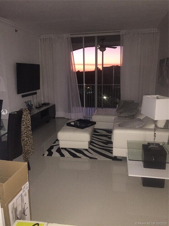 9725 NW 52nd St-Unit -521 in Doral, FL - Building Photo