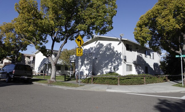 735 Memorial Way in Hayward, CA - Foto de edificio - Building Photo