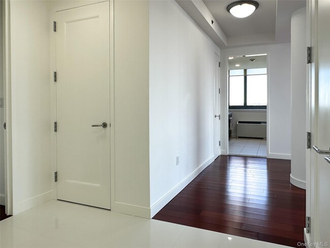 10 City Pl in White Plains, NY - Building Photo - Building Photo