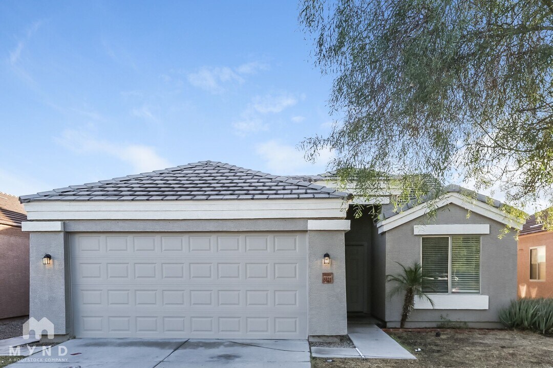 5621 S 31st Dr in Phoenix, AZ - Building Photo