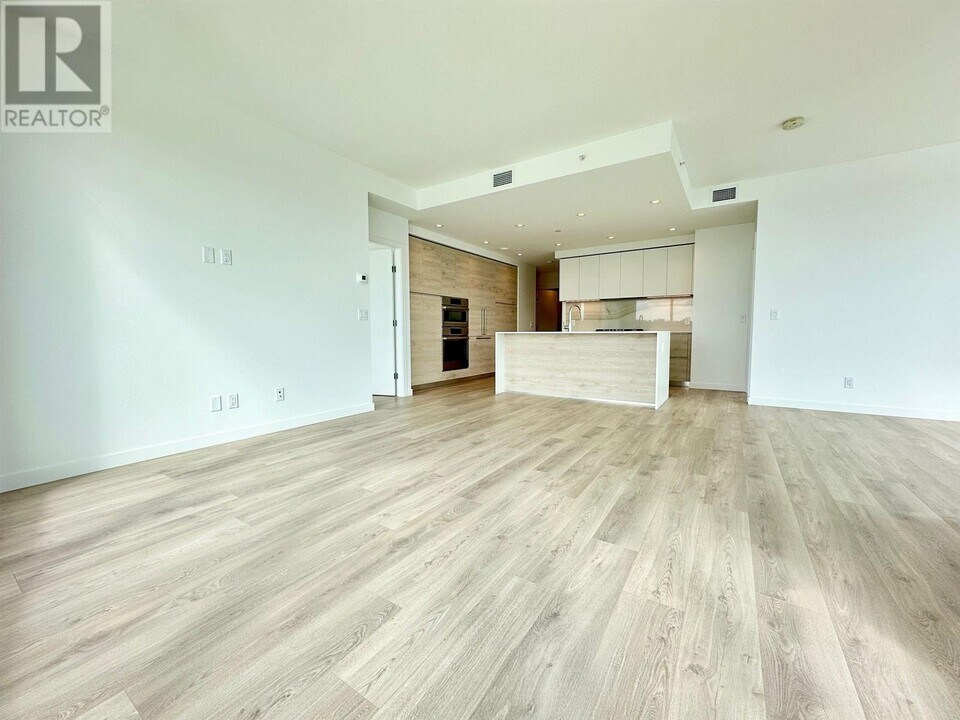 660 Quayside Dr in New Westminster, BC - Building Photo