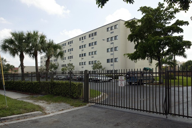 Samari Towers in Hialeah, FL - Foto de edificio - Building Photo