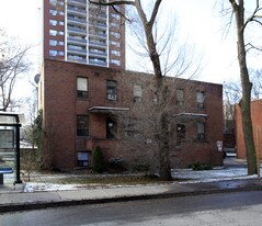 14 Elizabeth St N Apartments