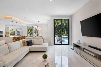 6586 NW 97th Dr in Parkland, FL - Foto de edificio - Building Photo