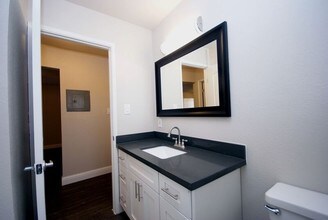 2412 Q St in Sacramento, CA - Building Photo - Interior Photo