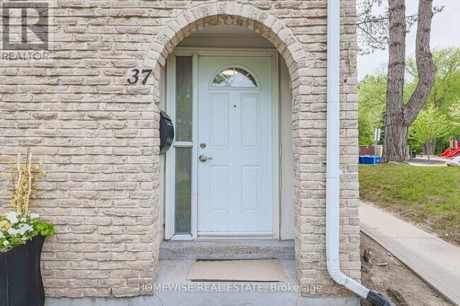 560-560 Waverly St N in Oshawa, ON - Building Photo - Building Photo