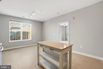 989 S Buchanan St, Unit 303 in Arlington, VA - Building Photo - Building Photo