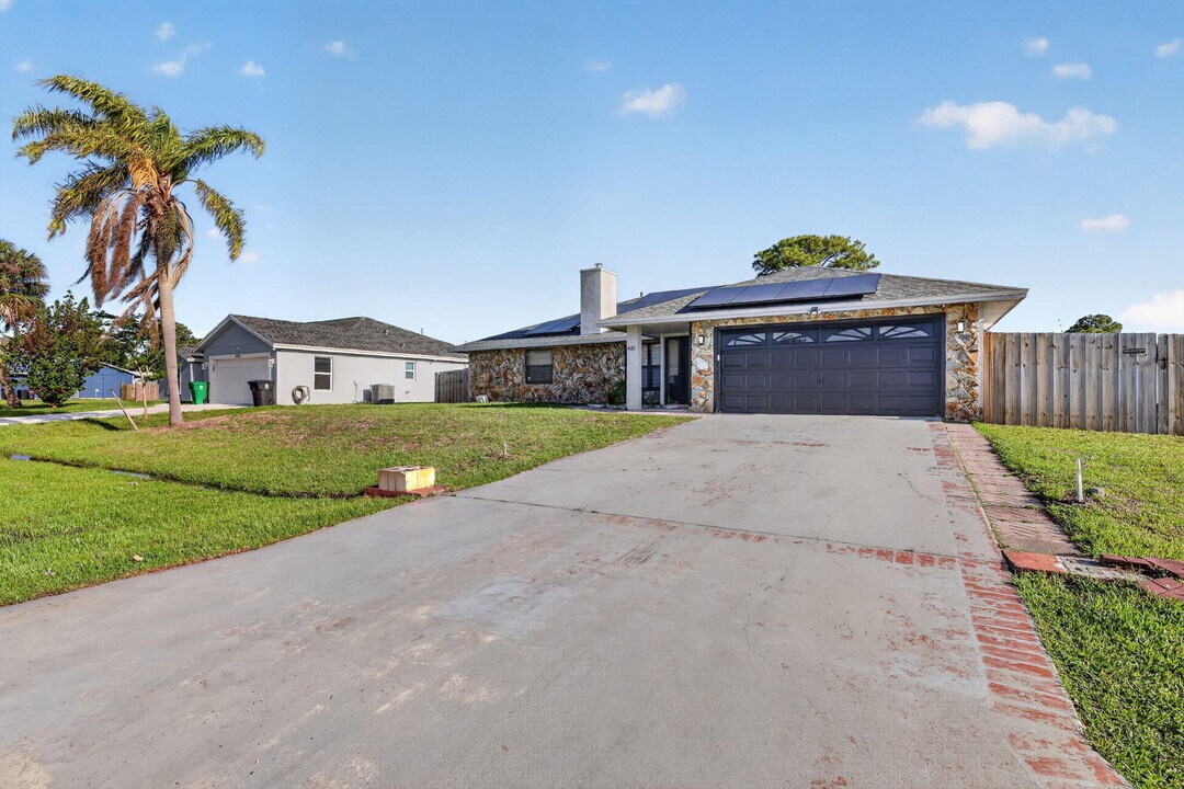 481 SW Aster Rd in Port St. Lucie, FL - Building Photo