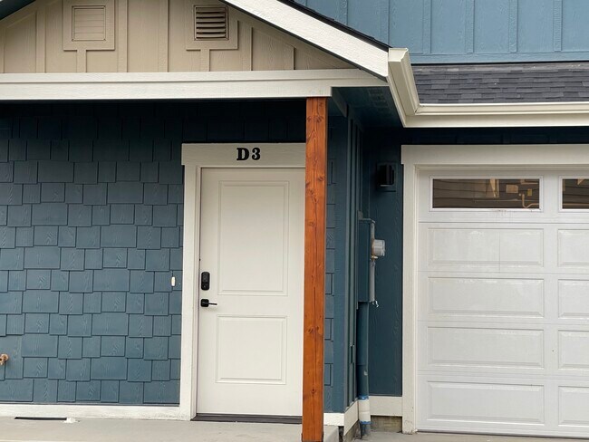 1030 Finch Ln, Unit F in Wenatchee, WA - Building Photo - Building Photo