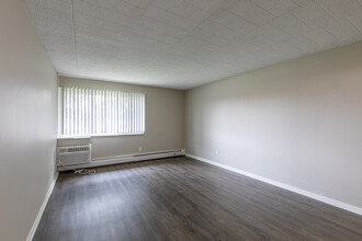 The Park Apartments in Lincoln Park, MI - Building Photo - Interior Photo