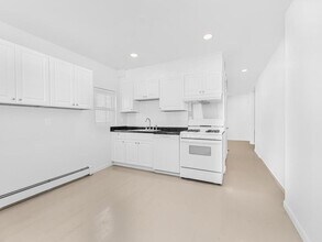 7 Sproat St in Middletown, NY - Building Photo - Building Photo