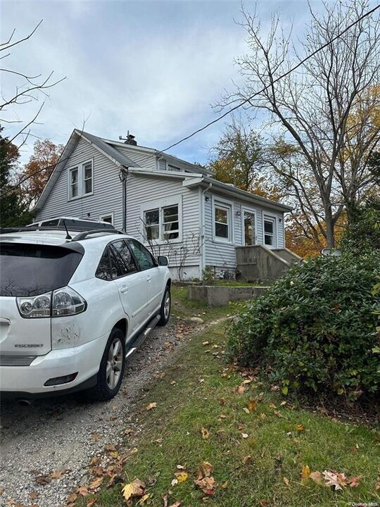 35 Catherine St in East Northport, NY - Building Photo