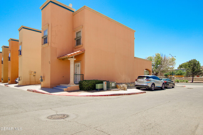 3150 N Yarbrough Dr in El Paso, TX - Foto de edificio - Building Photo