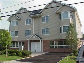 121 Montgomery Ave in Scarsdale, NY - Building Photo