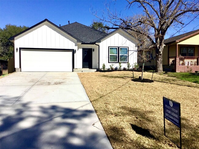 924 E 2nd St in Bellville, TX - Building Photo - Building Photo