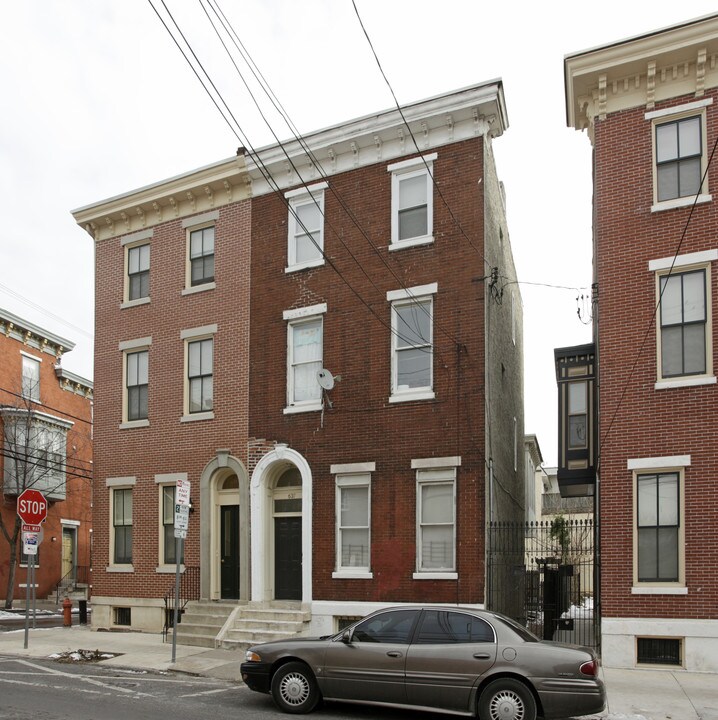 637 N 16th St in Philadelphia, PA - Building Photo