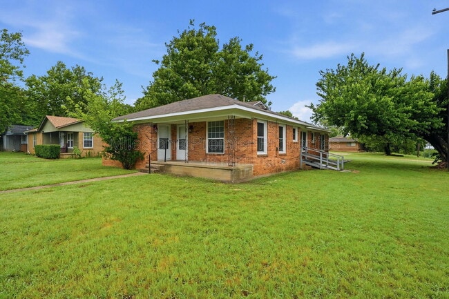 property at 1701 W Elm St