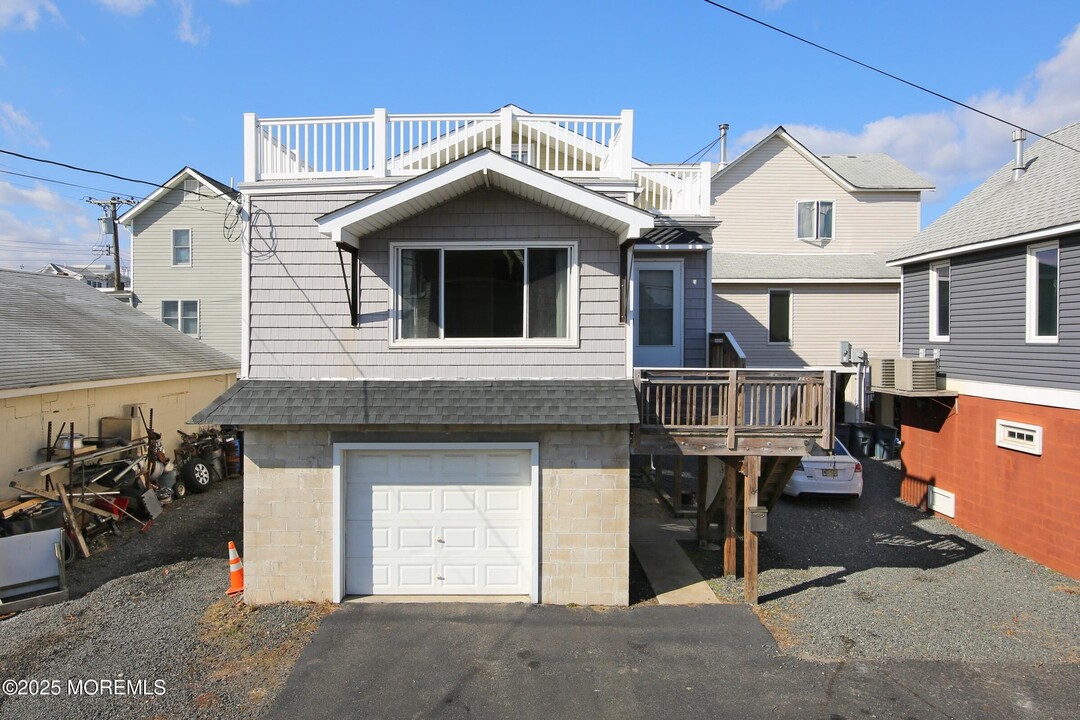 70 Shrewsbury Ave in Highlands, NJ - Building Photo