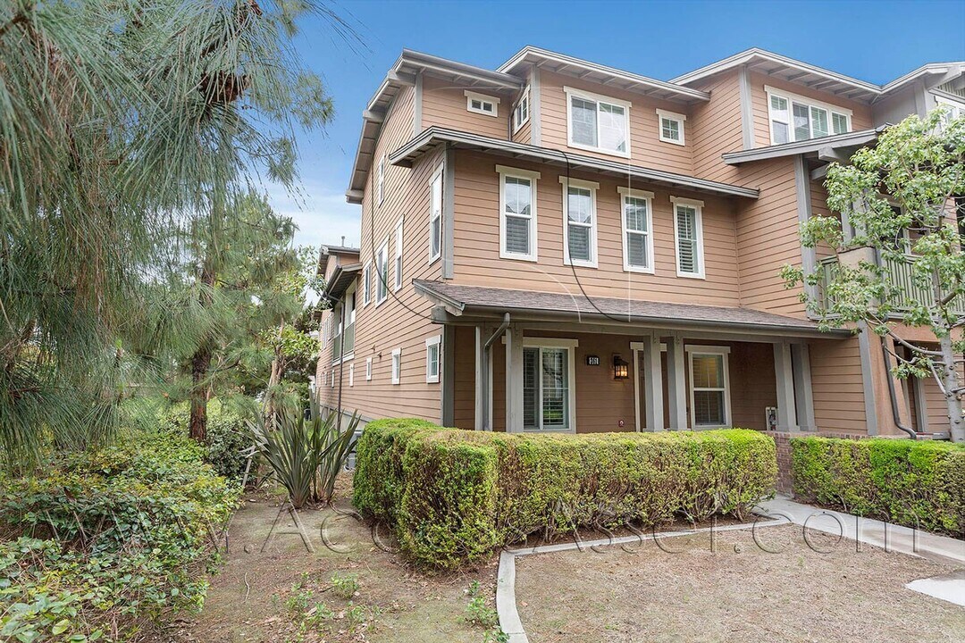 361 Flyers Ln in Tustin, CA - Building Photo
