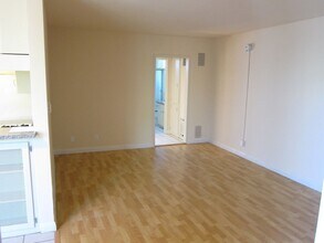 11980 Walnut Ln in Los Angeles, CA - Foto de edificio - Interior Photo