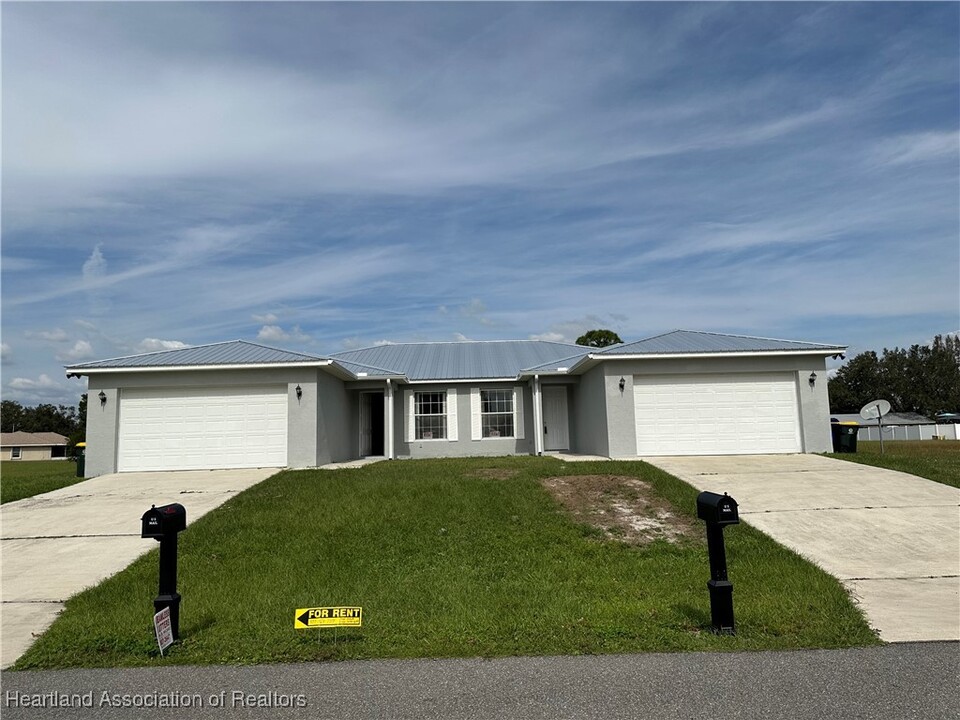 8187 Cozumel Ln in Sebring, FL - Building Photo