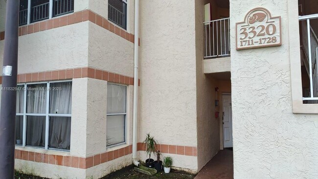 3320 Pinewalk Dr N in Margate, FL - Building Photo - Building Photo