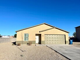 564 Holly St in Bullhead City, AZ - Building Photo