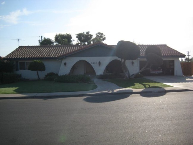 3330 McCourry St in Bakersfield, CA - Foto de edificio - Building Photo