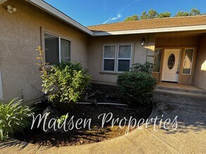 121 Hart Ln in Oroville, CA - Building Photo - Building Photo