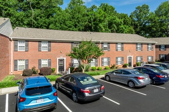 Colonial Pines in Williamsburg, VA - Foto de edificio - Building Photo