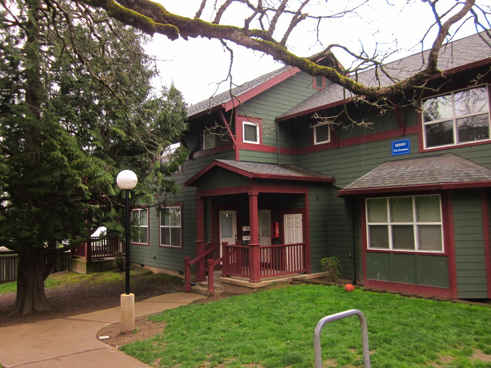 Plaza De Cedro in Portland, OR - Building Photo