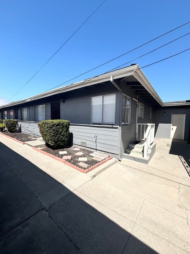 130 S C St in Lompoc, CA - Foto de edificio - Building Photo