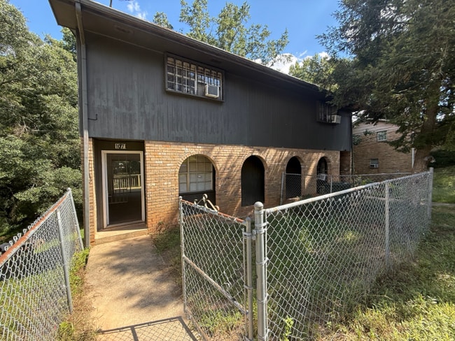 1071-1073 Laurel Ln NW