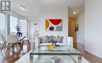 18 Holmes Ave in Toronto, ON - Building Photo - Building Photo