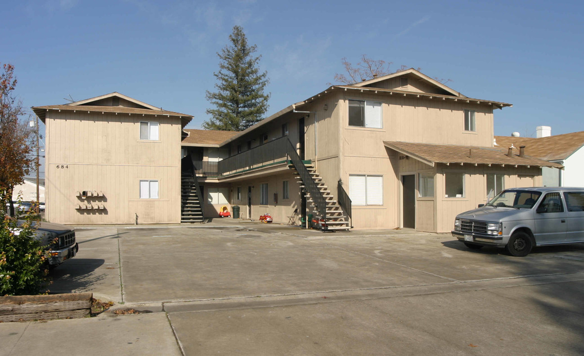 684 W G St in Oakdale, CA - Building Photo