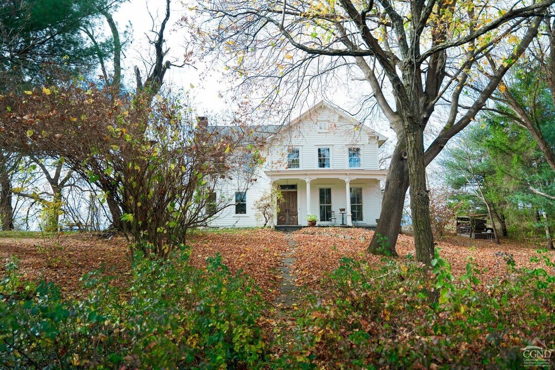 145 E Camp Rd in Germantown, NY - Foto de edificio