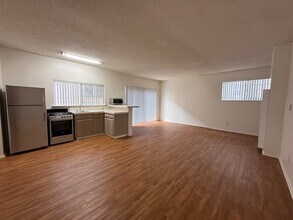 11755 Dorothy St in Los Angeles, CA - Foto de edificio - Building Photo