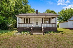 902 Pickens St in Anderson, SC - Building Photo