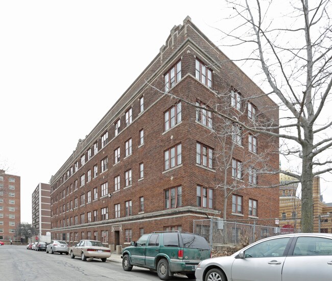 2904 W Wisconsin Ave in Milwaukee, WI - Foto de edificio - Building Photo