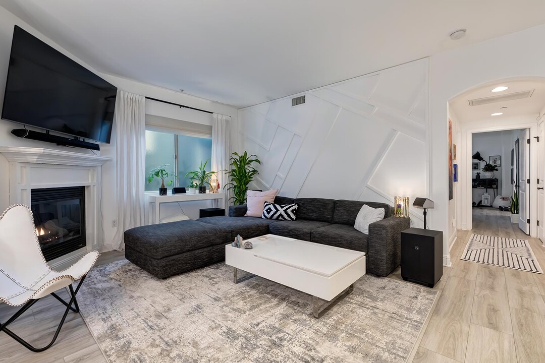 5037 Rosewood Ave, Unit 101 in Los Angeles, CA - Building Photo