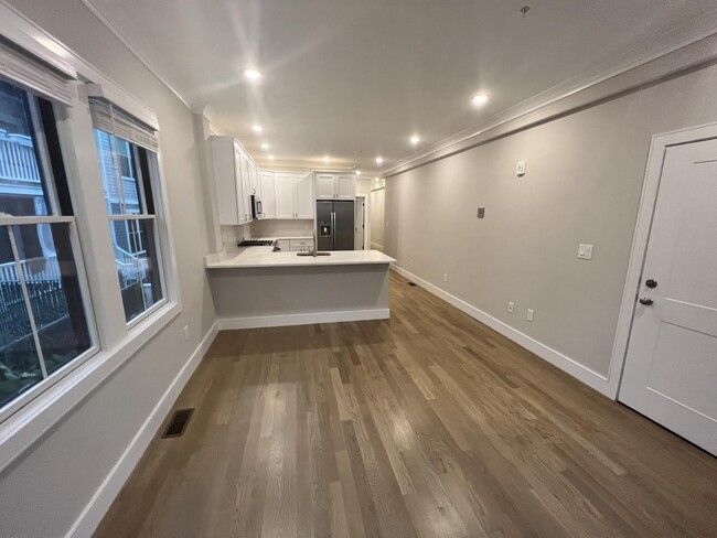 303 Maverick St, Unit 1 in Boston, MA - Building Photo - Building Photo