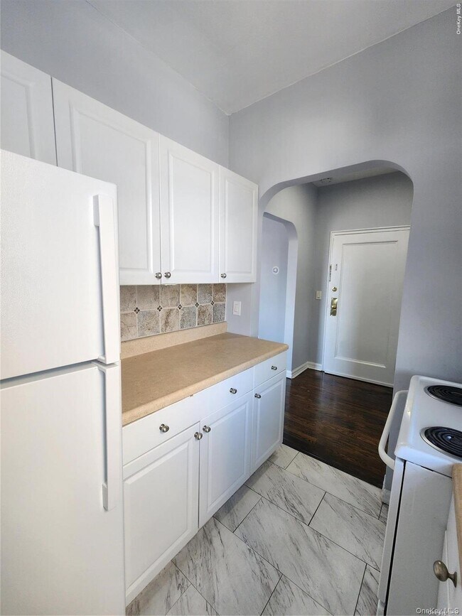 36 Hillside Ave. in Williston Park, NY - Building Photo - Building Photo