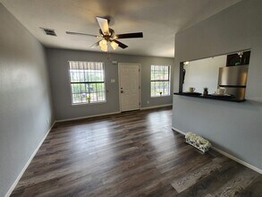 3019 Corpus Christi St in Laredo, TX - Foto de edificio - Building Photo