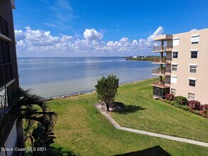 201 International Dr in Cape Canaveral, FL - Foto de edificio - Building Photo