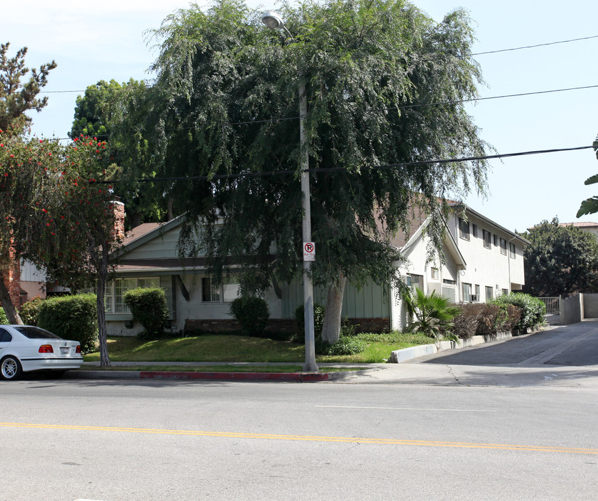 18038 Burbank Blvd in Encino, CA - Foto de edificio