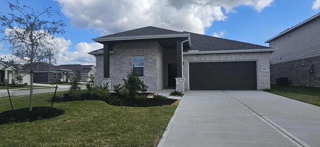 8442 Bay Oaks Dr in Baytown, TX - Building Photo - Building Photo