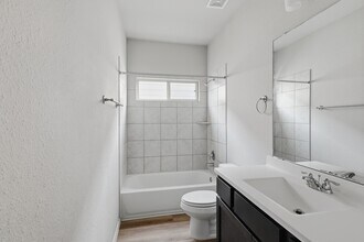 6444 Wenlock Dr in Houston, TX - Building Photo - Building Photo