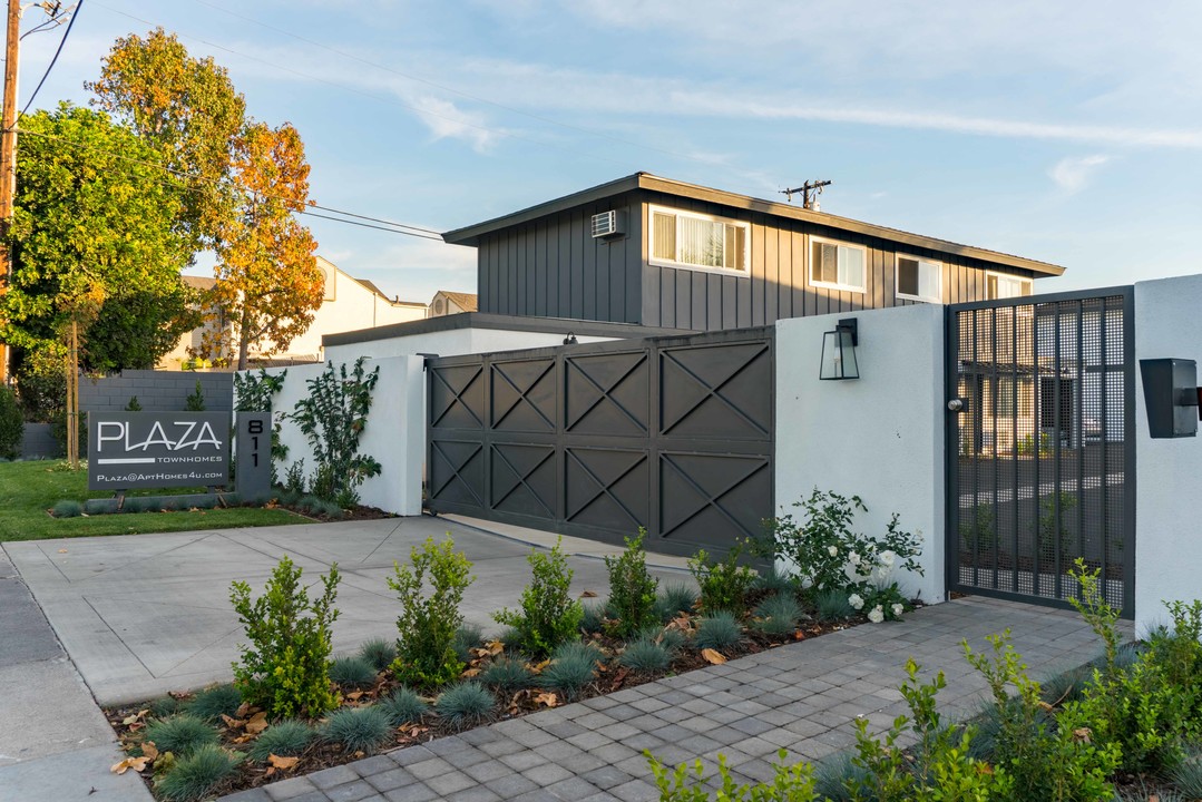 Plaza Townhomes in Costa Mesa, CA - Building Photo